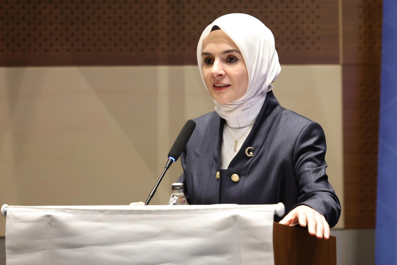 Bakan Göktaş’tan YKS çıkışında babasının çiçekle karşıladığı Çimen’e tebrik telefonu