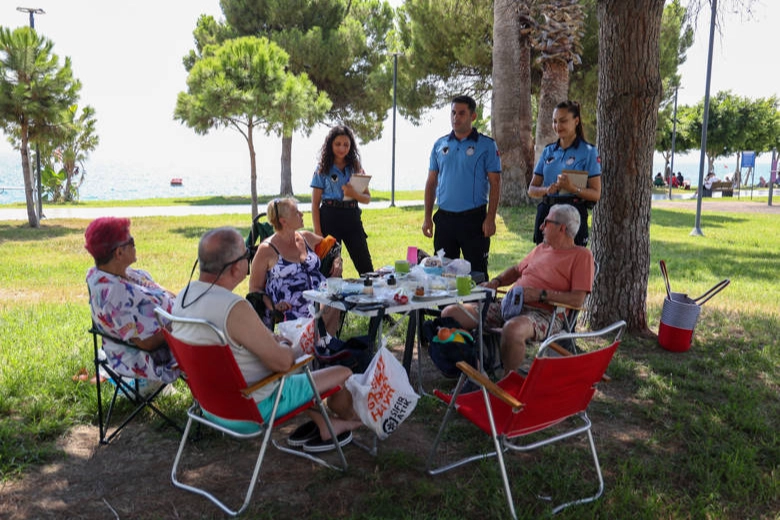 Antalya Konyaaltı Sahili’nde temizlik seferberliği Antalya Konyaaltı Sahili’nde temizlik seferberliği
