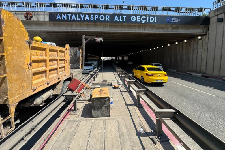 Antalya’da yağmur sezonu öncesi altyapı temizliği hız kazandı Antalya’da yağmur sezonu öncesi altyapı temizliği hız kazandı