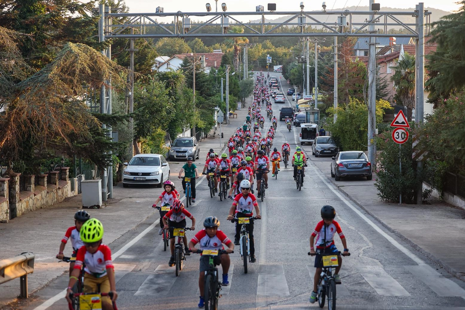 Bisiklet tutkunları Kocaeli’de pedal çevirdi