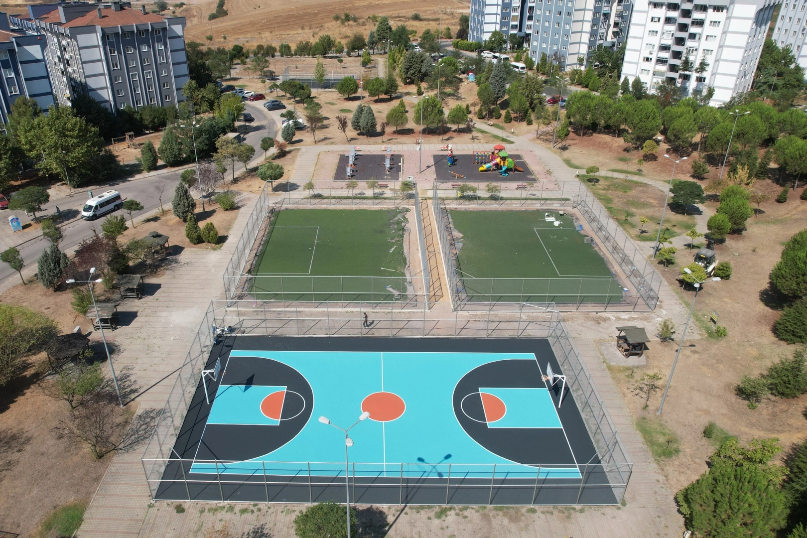 Çayırova’daki Gençlik Parkı’nın sahalarına yenileme