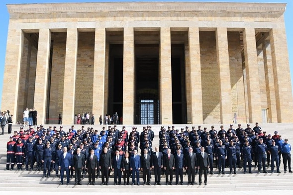 Denizlili itfaiyecilerden Anıtkabir’e anlamlı ziyaret Denizlili itfaiyecilerden Anıtkabir’e anlamlı ziyaret