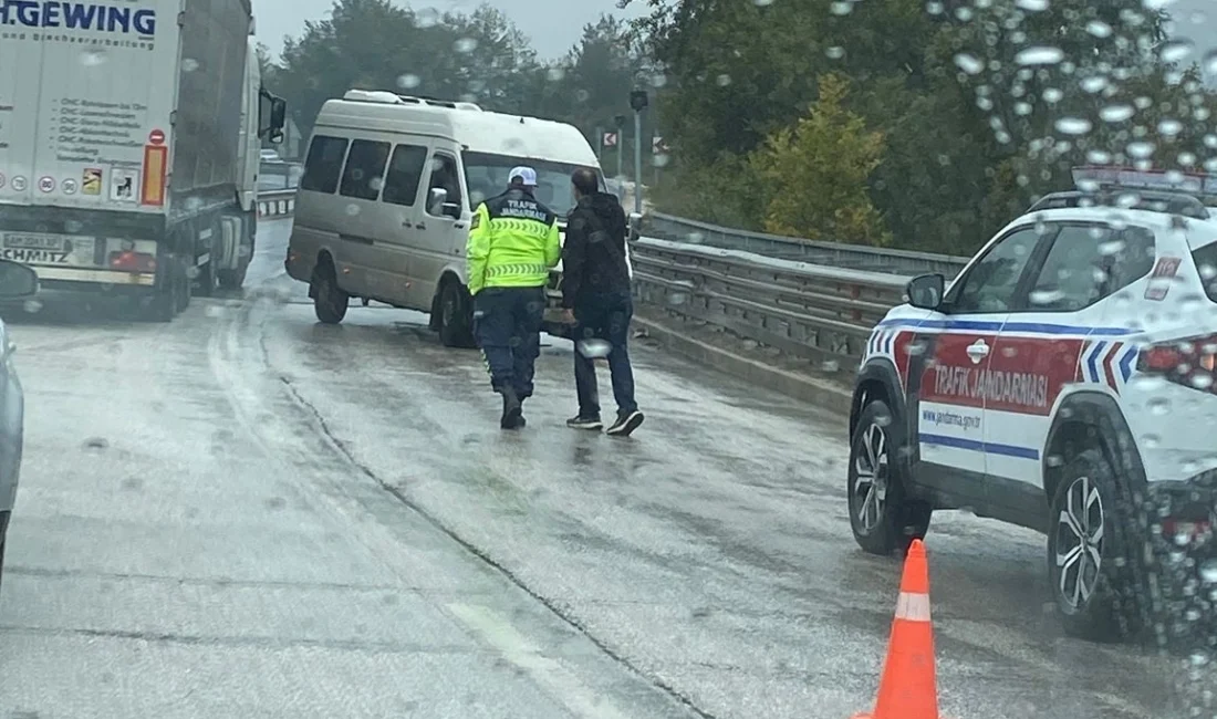 Düzce-Akçakoca yolunda araç ters döndü!  Düzce'de...
