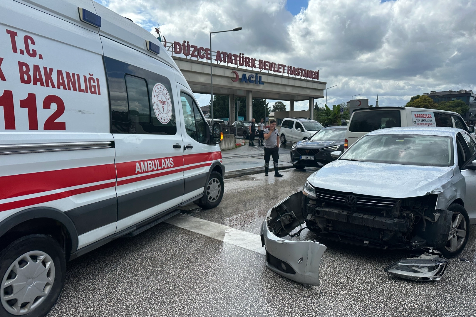 Düzce’de acil servis önünde yaralamalı kaza