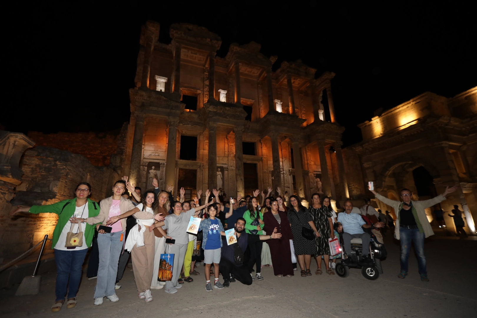 Engelsiz bireylere Efes’te gece yolculuğu Engelsiz bireylere Efes’te gece yolculuğu