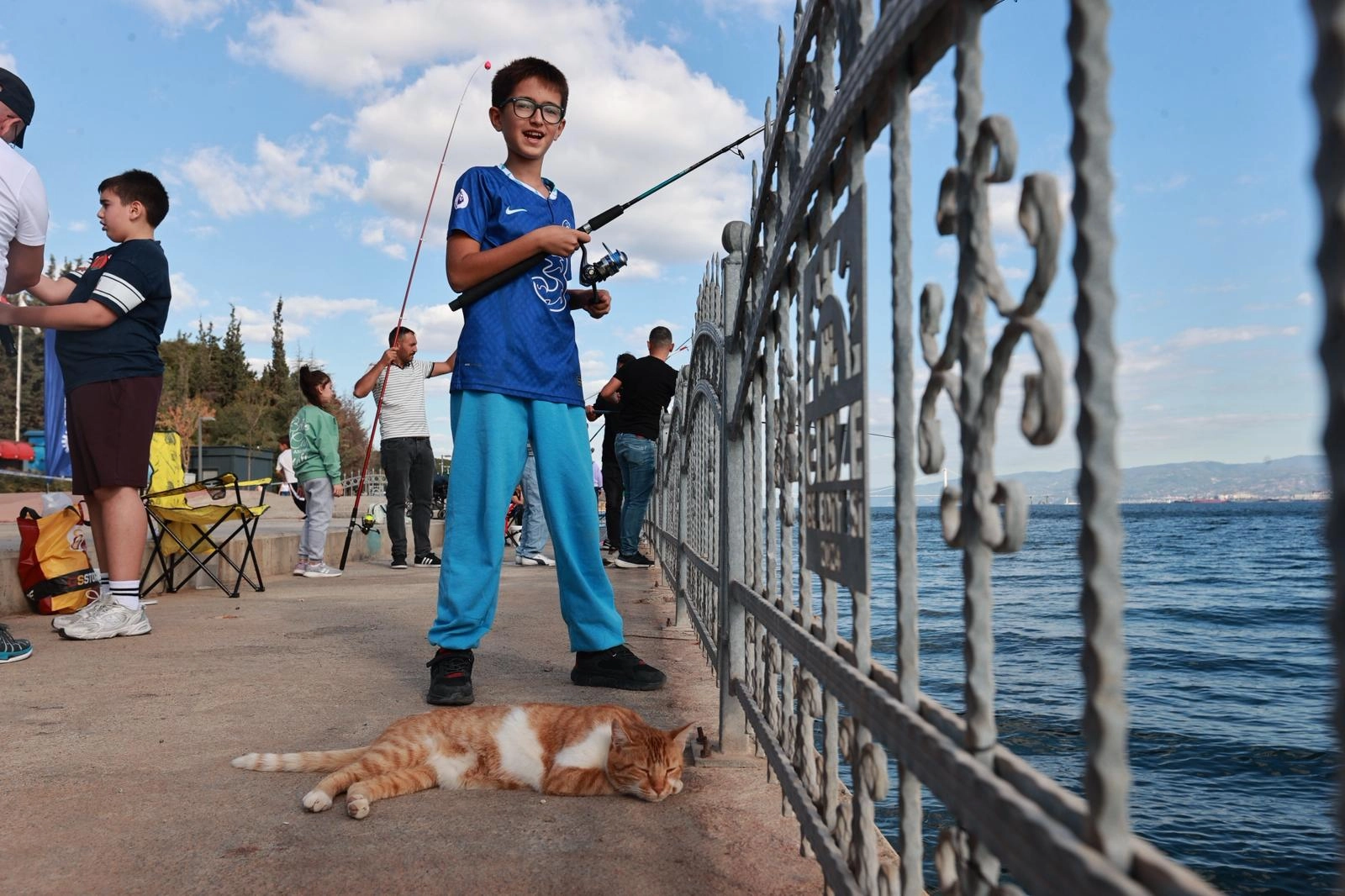 Eskihisar Sahili’nde baba-çocuk balık tuttular Eskihisar Sahili’nde baba-çocuk balık tuttular