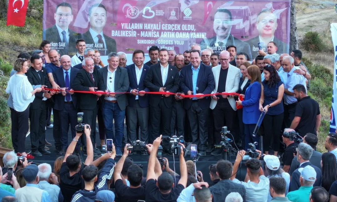 Gördes–Sındırgı yolunda birlikle gelen hizmet  Manisa’nın...