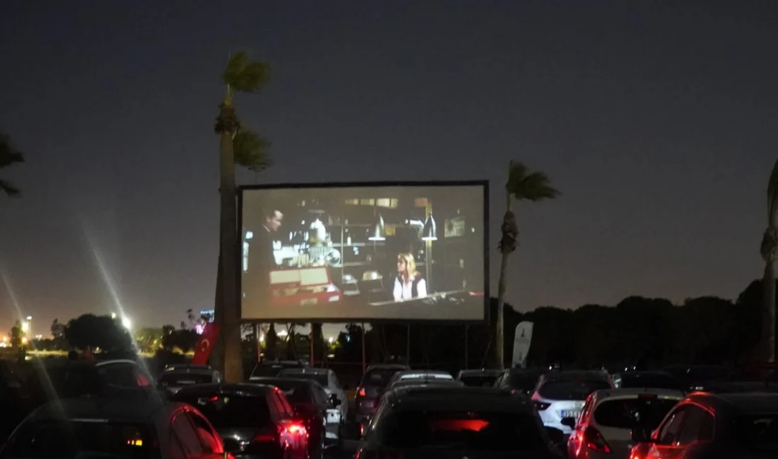 İzmir’de arabada film keyfi  İzmirli...