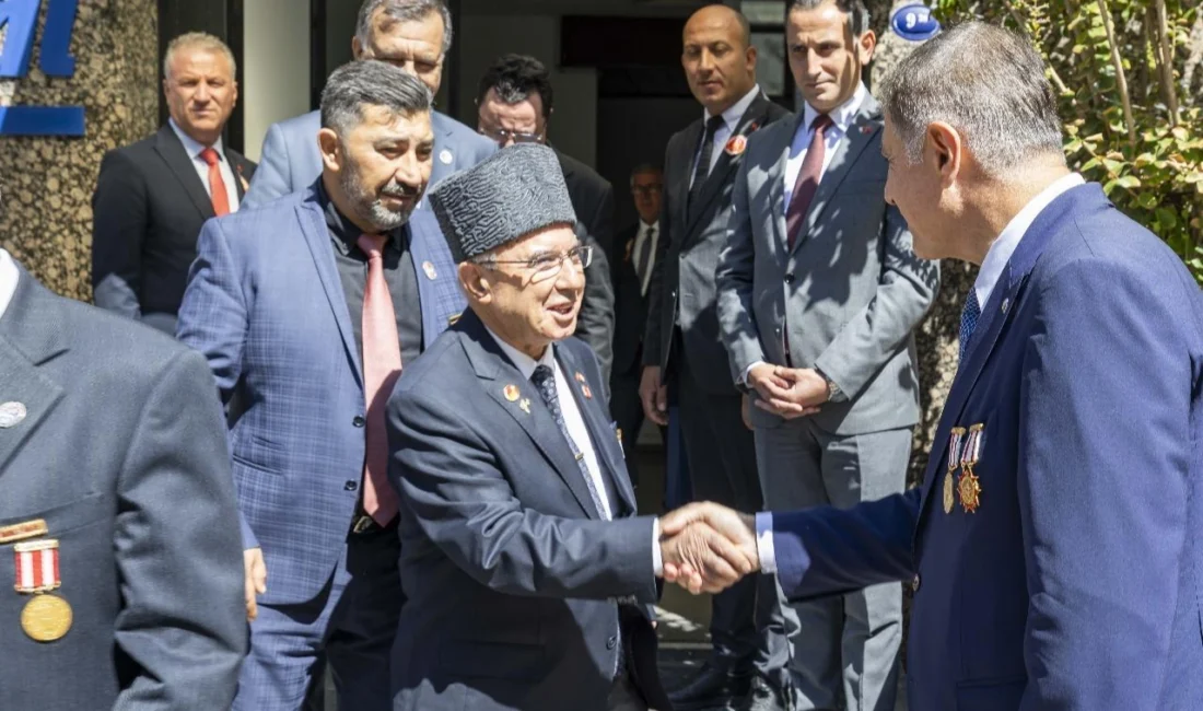 İzmir’de Başkan Tugay babasının madalyaları ile gazileri ağırladı  İzmir...