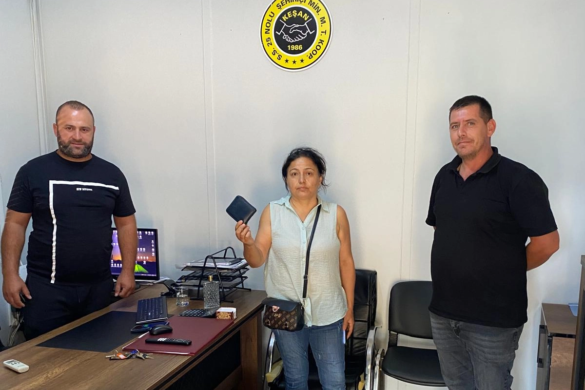 Keşan’da minibüs şoföründen örnek davranış… Unutulan cüzdanı sahibine teslim etti