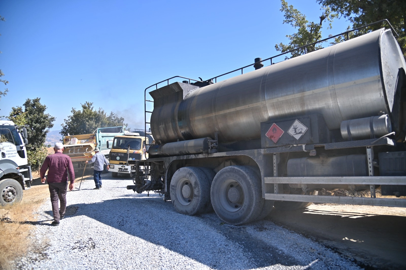 Manisa’da 40 yıl sonra gelen asfalt sevinci Manisa’da 40 yıl sonra gelen asfalt sevinci