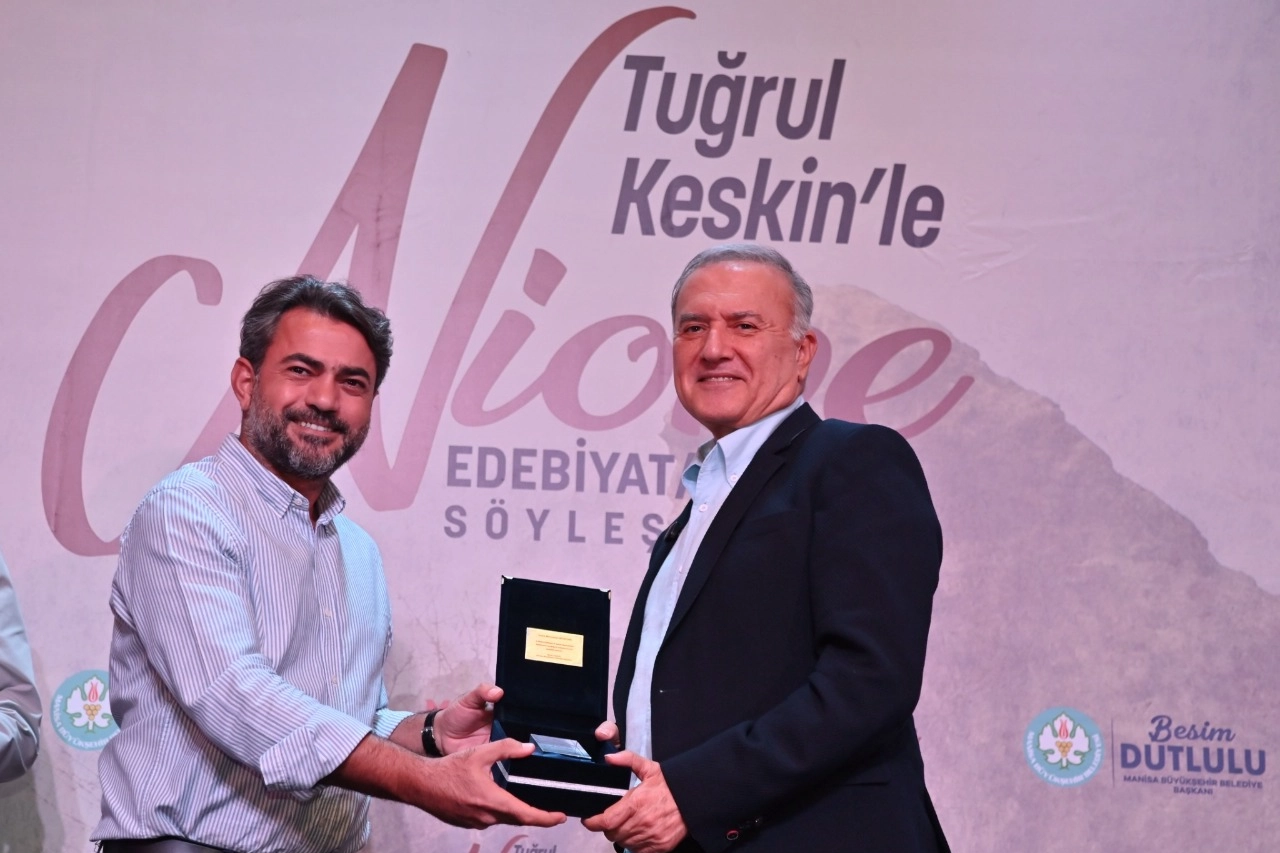 Manisa’da Murathan Mungan Manisa’da sanatseverlerle buluştu Manisa’da Murathan Mungan Manisa’da sanatseverlerle buluştu