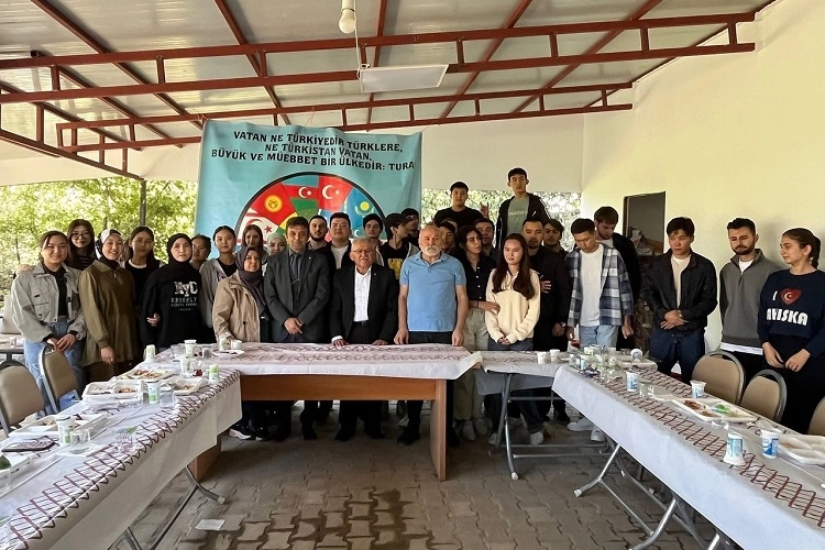 Memduh Büyükkılıç Türk Dünyası gençleriyle buluştu Memduh Büyükkılıç Türk Dünyası gençleriyle buluştu