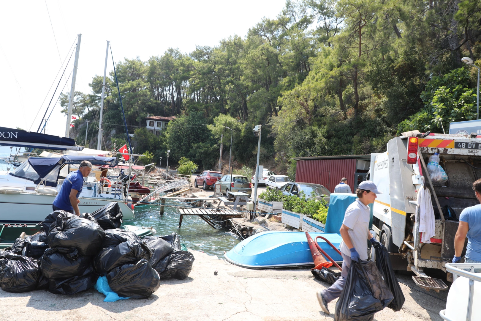 Muğla’nın eşsiz koylarında 31 ton atık toplandı Muğla’nın eşsiz koylarında 31 ton atık toplandı