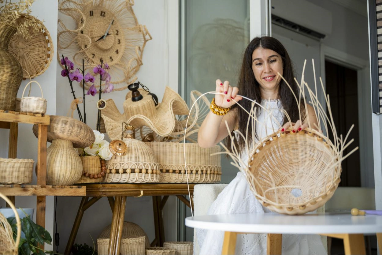 Rattan dokumayla hayatını değiştirdi Rattan dokumayla hayatını değiştirdi