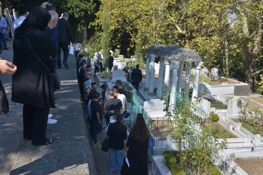 ‘Sanat Güneşi’ Zeki Müren Bursa’da mezarı başında anıldı