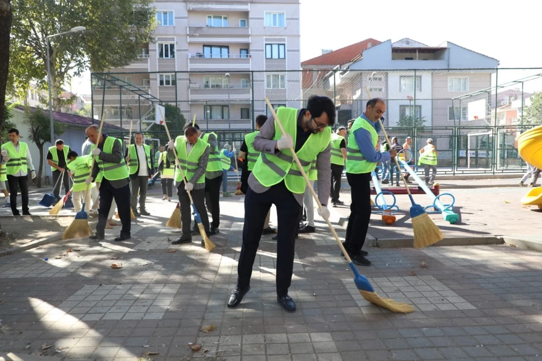 Vatandaş seferber, mahalle tertemiz oldu Vatandaş seferber, mahalle tertemiz oldu