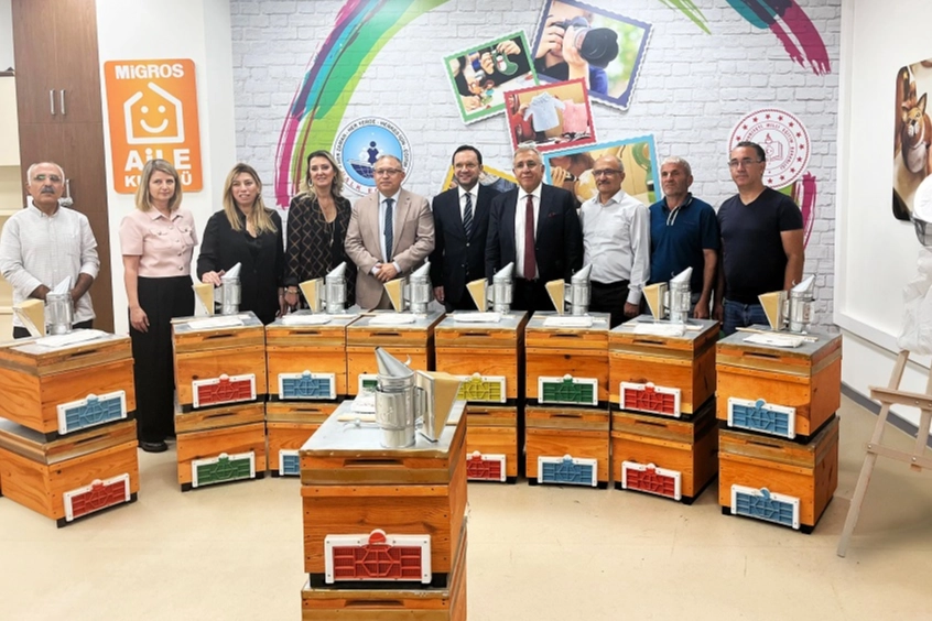 Yalova’da başarılı kursiyerlere arıcılık başlangıç seti desteği Yalova’da başarılı kursiyerlere arıcılık başlangıç seti desteği