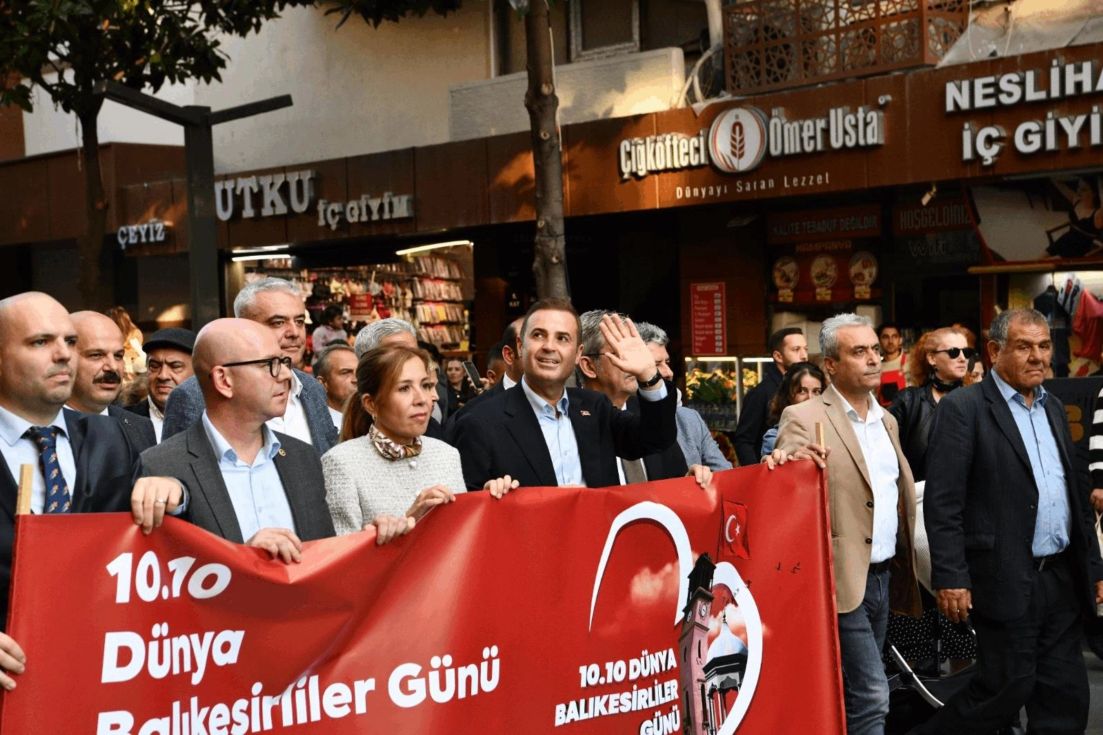 Büyükşehir’den Dünya Balıkesirliler Günü’nde muhteşem kortej