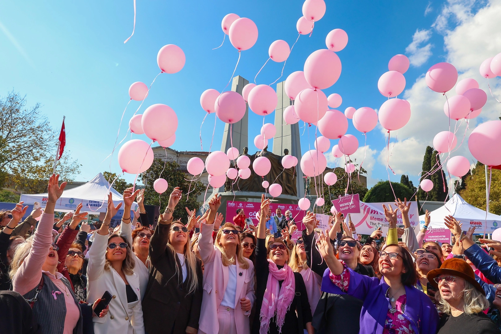 İstanbul Bakırköy’de pembe balonlar farkındalık için gökyüzünde