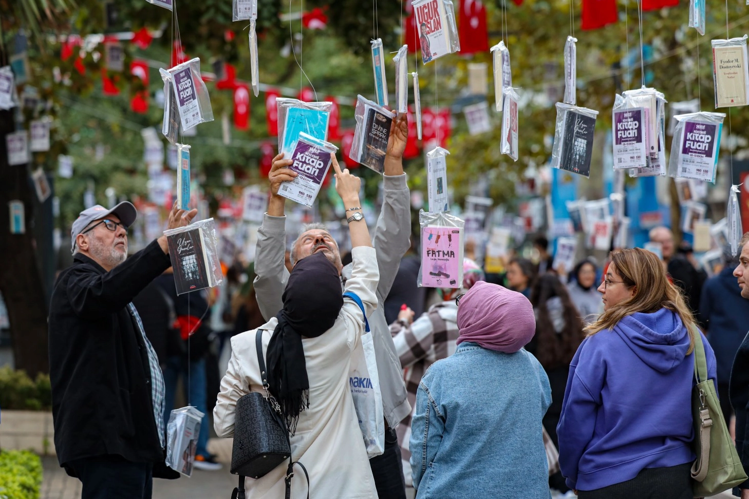 Kocaeli’de ağaçlar kitap açıyor, şehir edebiyatla buluşuyor Kocaeli’de ağaçlar kitap açıyor, şehir edebiyatla buluşuyor