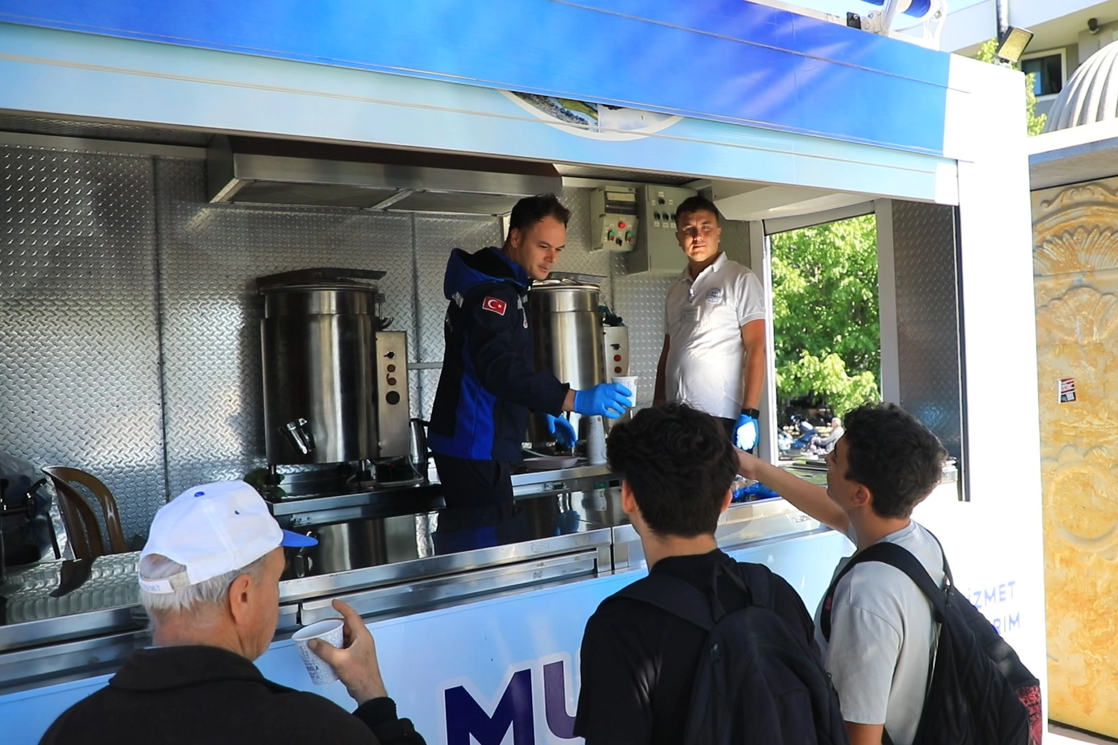 Muğla Büyükşehir sıcak bir çorba ile öğrencilerin yanında Muğla Büyükşehir sıcak bir çorba ile öğrencilerin yanında