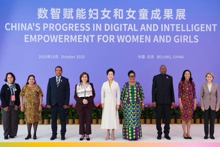 Peng Liyuan’dan kadınlar ve kız çocukları için teknoloji çağrısı